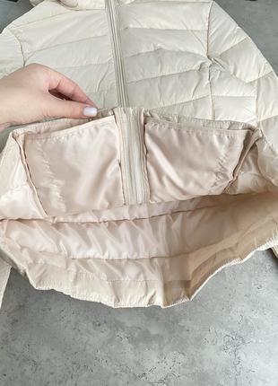 Базова стьобана молочна куртка з капюшоном на весну