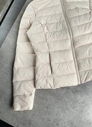 Базова стьобана молочна куртка з капюшоном на весну