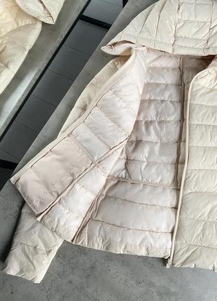 Базова стьобана молочна куртка з капюшоном на весну