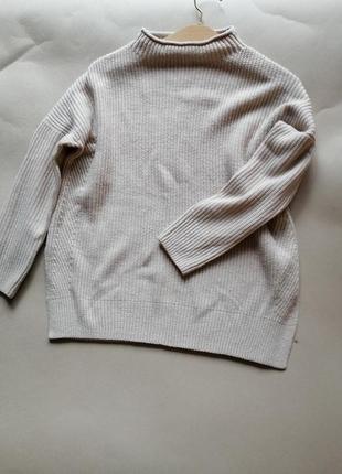 Класичний бежевий светр з розрізами