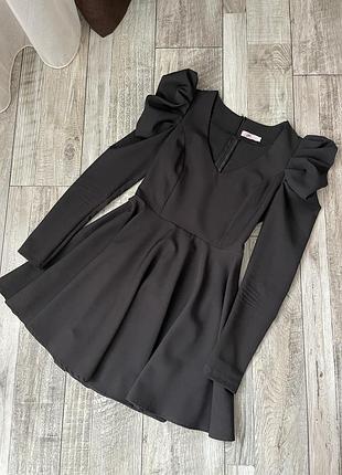 Черное мини платье