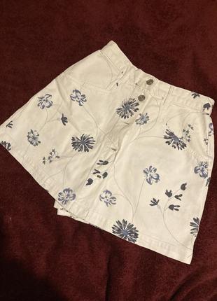 Джинсовая юбка-шорты с цветочным принтом