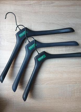 Benetton - черные вешалки для одежды вешалки плечики1 фото