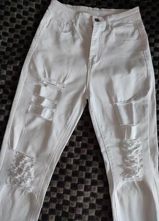 Белые джинсы рваные5 фото