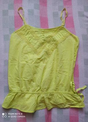 Яскрава фірмова майка