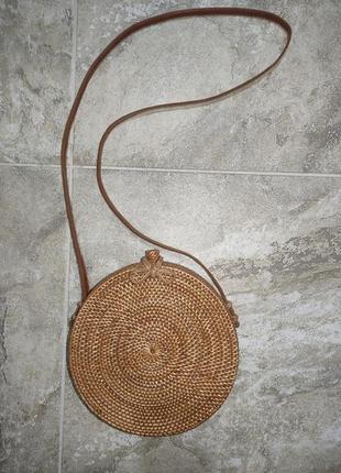 Плетеная круглая сумка кросс-боды из ротанга и натуральной кожи1 фото