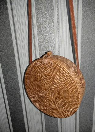 Плетеная круглая сумка кросс-боды из ротанга и натуральной кожи8 фото