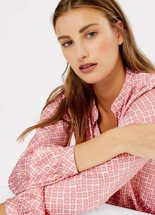 Сатиновая блузка свободного кроя marks &amp; spencer, блуза в розовый принт, р. 163 фото