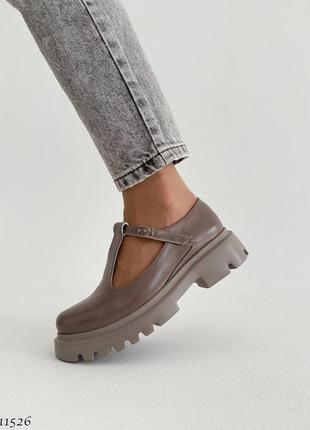 Красиві жіночі туфельки лаковані натуральні відкриті туфлі х круглим носком на тракторній підошві туфли кожа лаковані4 фото