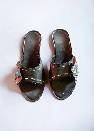 Шльопанці на танкетці