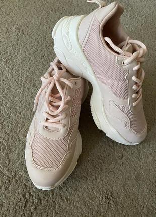 Рожеві кросівки