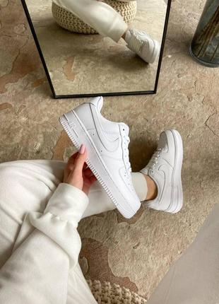 Оберіть стильні кросівки nike air force 1 white