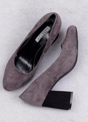 Стильные серые замшевые туфли на широком удобном устойчивом каблуке модные