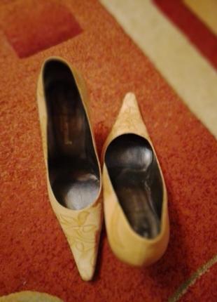 Итальянские кожаные туфли-лодочки. тесненный узор.9 фото