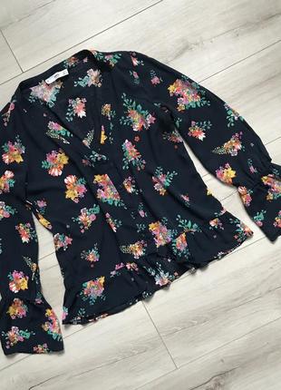 Блуза mango с цветочным принтом и оборками на рукавах3 фото