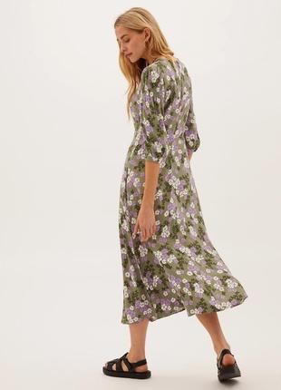 Длинное платье с сиреневым цветочным принтом marks&spencer весеннее платье миди в цветочек хаки4 фото