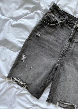 Серые джинсовые шорты