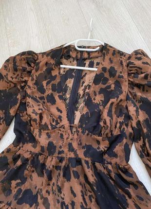 Роскошное ярусное платье с глубоким декольте эорисневого цвета в принт р.l7 фото