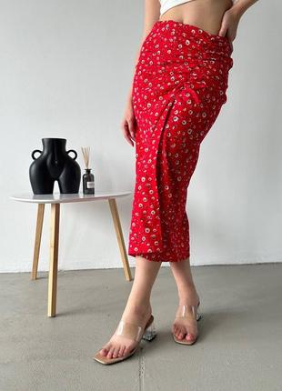 Костюм двойка: юбка миди на высокой посадке прямого кроя красная и топ на бретельках белый стильный качественный3 фото