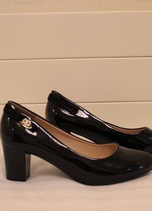 Чорні туфлі 36, 38 розміру на стійкому каблуці