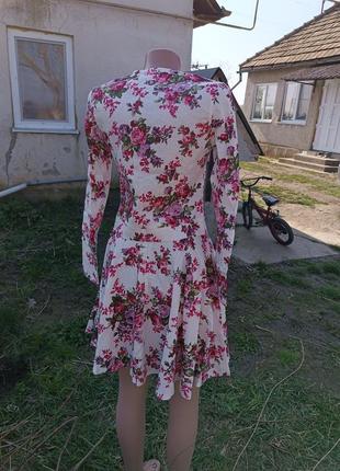 Костюм женский пиджак юбка s m белого цвета с цветочным принтом6 фото