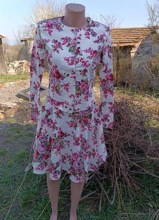 Костюм женский пиджак юбка s m белого цвета с цветочным принтом7 фото
