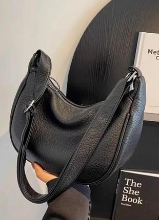Стильна лаконічна чорна жіноча сумка на плече багетка екошкіра