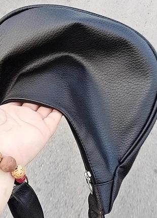 Стильна лаконічна чорна жіноча сумка на плече багетка екошкіра6 фото