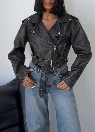 Черная женская демисезонная винтажная укороченная кожаная куртка косуха свободного кроя женская весенняя короткая кожаная косуха под винтаж8 фото