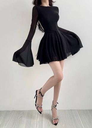 Нежное черное платье с длинными рукавами