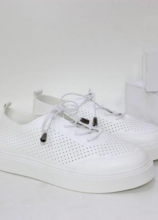 Білі перфоровані кросівки на шнурках, кеди з перфорацією