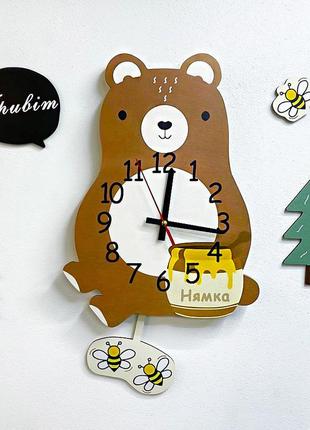 Детские часы настенные с маятником :: медвежонок в лесу (47х25 см)1 фото
