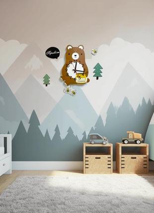 Детские часы настенные с маятником :: медвежонок в лесу (47х25 см)