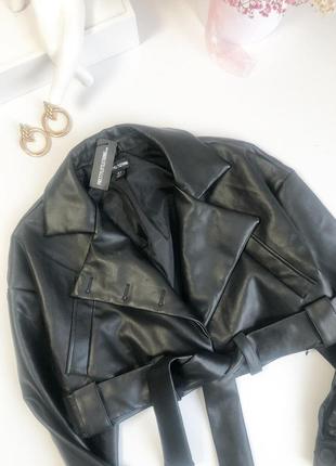Черная укороченая кожаная куртка пиджак2 фото