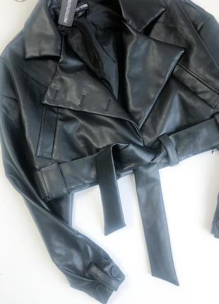 Черная укороченая кожаная куртка пиджак3 фото