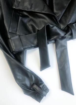 Черная укороченая кожаная куртка пиджак4 фото