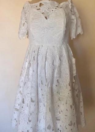 Белое женственное кружевное  платье, о. м-с.  boohoo .