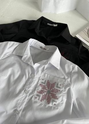 Укороченная рубашка на пуговицах с накладным карманом с орнаментом6 фото