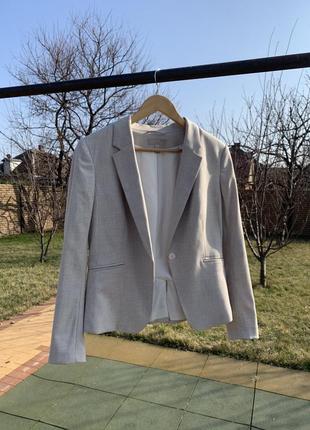 Стильный женский светлый пиджак-жакет от бренда h&m в новом сост.
