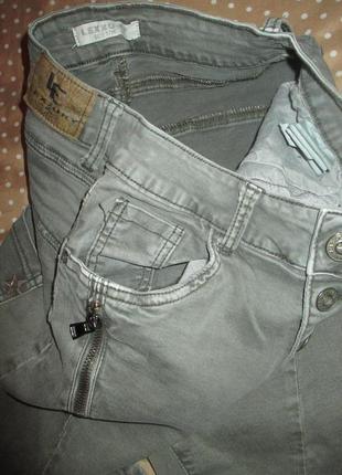Стрейчевые на пуговицах джинсы lexxury s 36,по поясу 36-44см3 фото