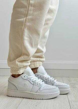 Nike jordan low white