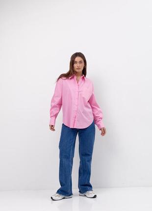 Жіноча вільна подовжена коттонова однотонна сорочка з округленим низом рожевого кольору3 фото