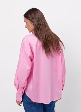 Жіноча вільна подовжена коттонова однотонна сорочка з округленим низом рожевого кольору2 фото