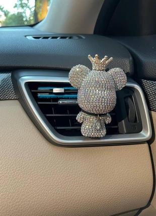 Автомобильный ароматизатор в авто в машину bear мишка медведь с короной и стразами серебристый хамелион