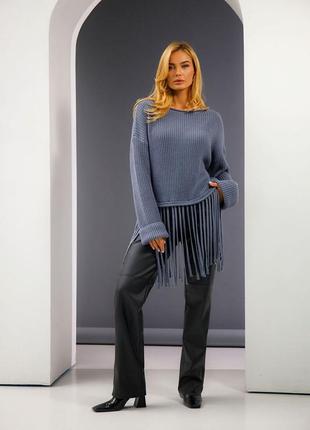Женский свитер свободного кроя с бахромой1 фото