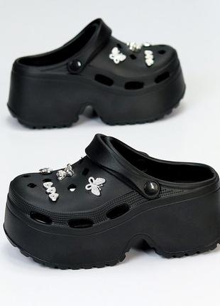 Эффектные ультра модные легкие черные кроксы на платформе декор джибитсы6 фото