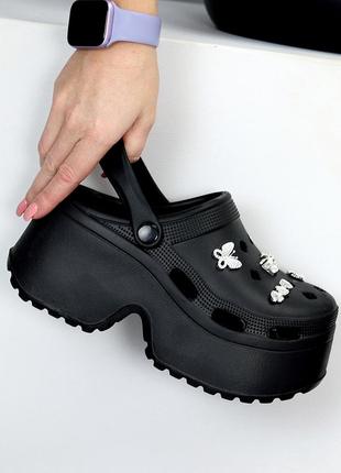 Эффектные ультра модные легкие черные кроксы на платформе декор джибитсы