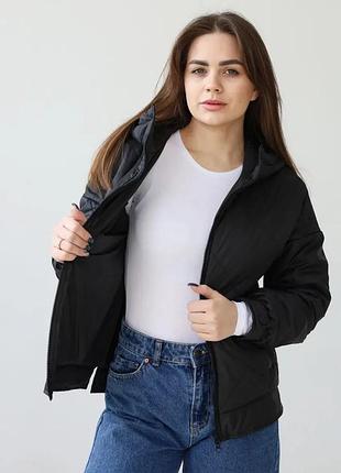 Короткая весенняя куртка черного цвета из плащевки лаке, больших размеров от 42 до 54