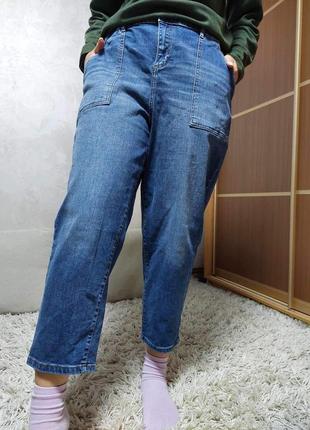 Широкие джинсы с карманами