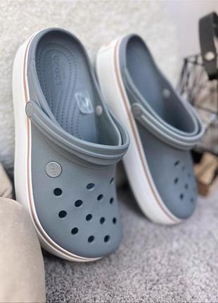 Женские кроксы на платформе crocs crocband platform clog light grey/rose серые